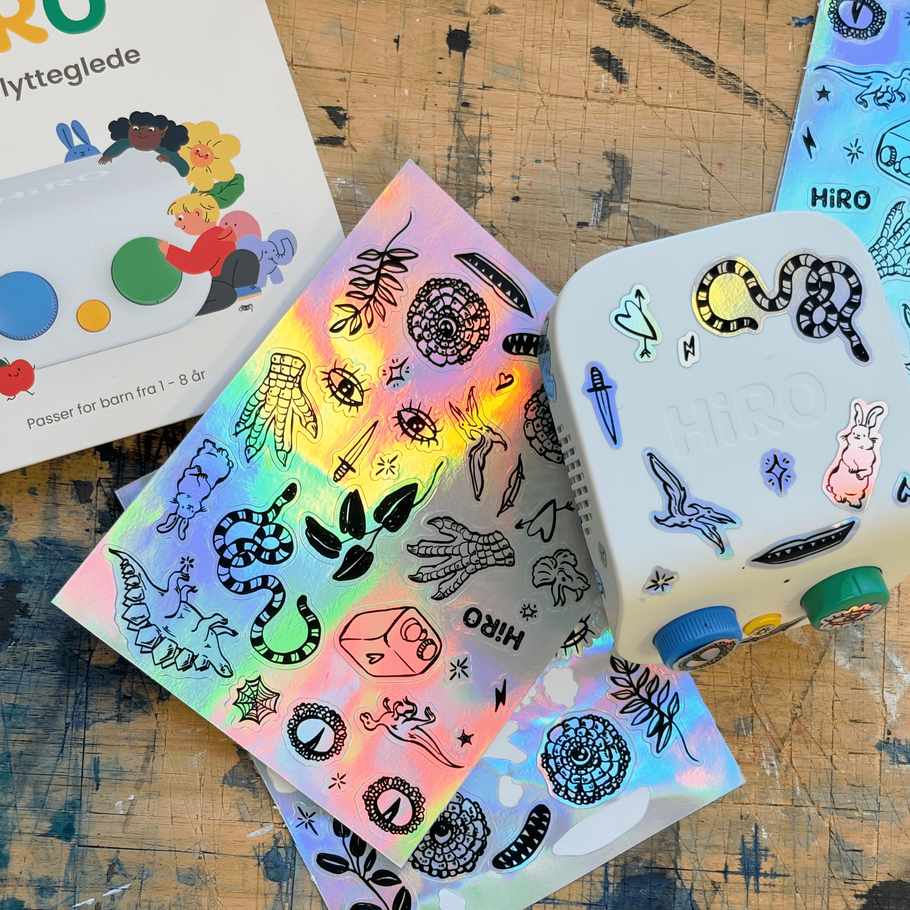 HiRO klistremerker av Esra Røise